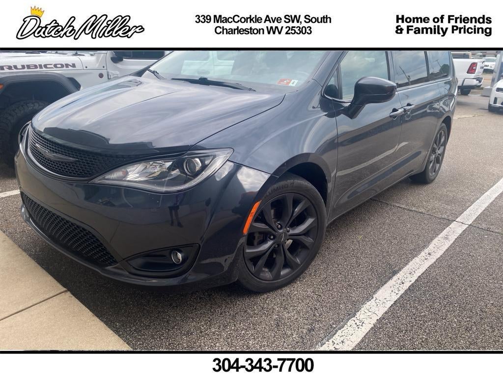 2020 Chrysler Pacifica Touring's photo