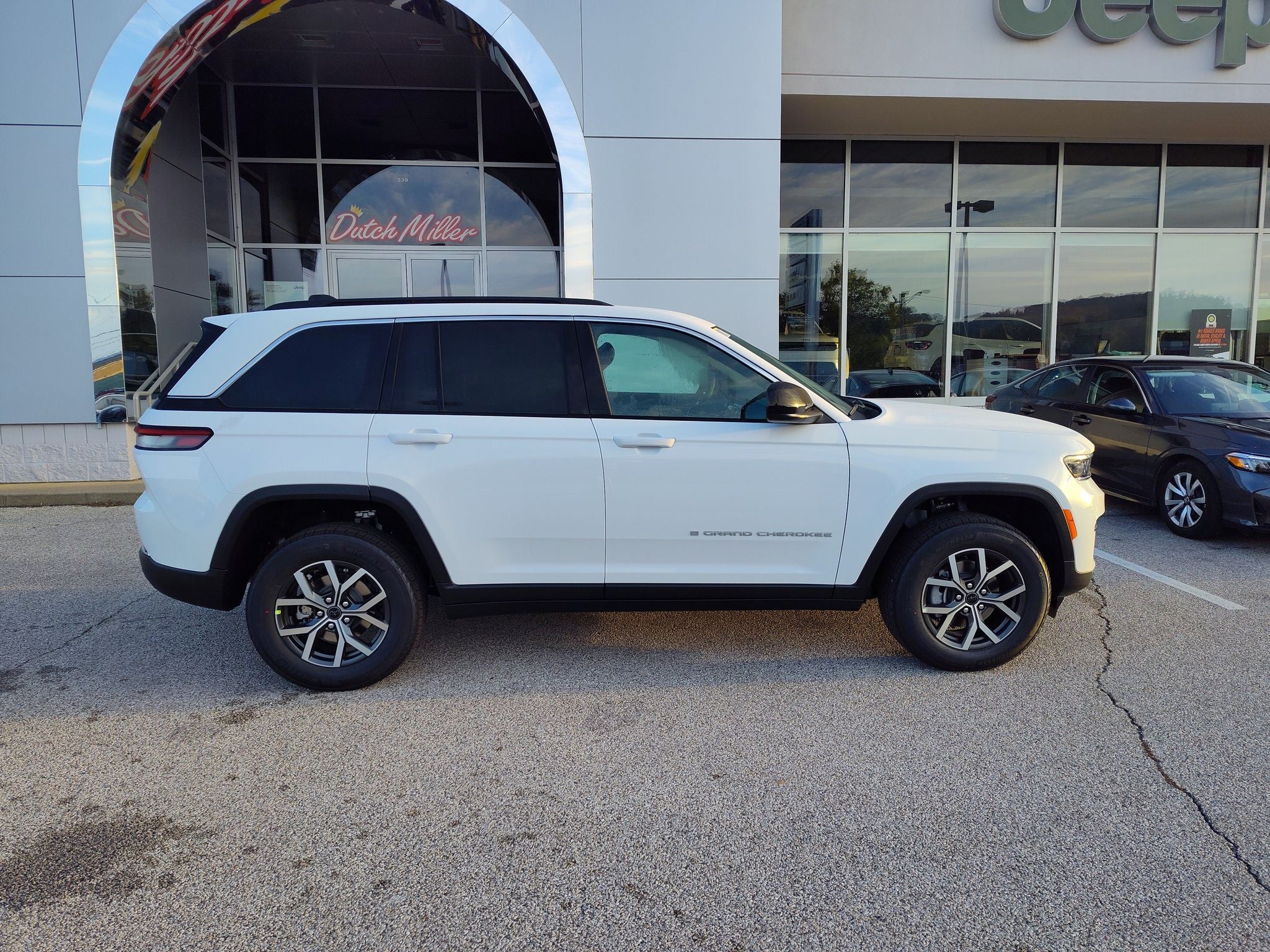 2027 Jeep Grand Cherokee Laredo