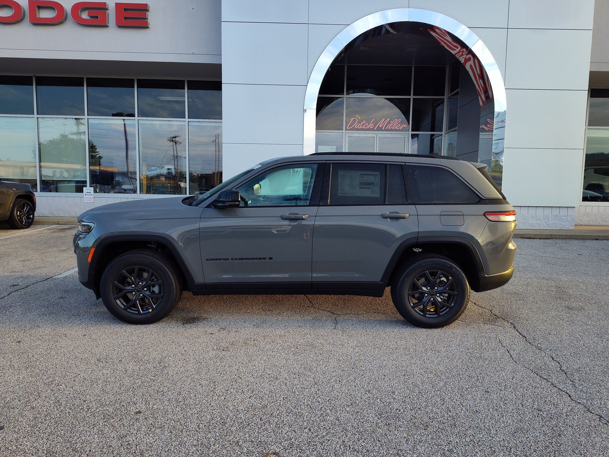 2027 Jeep Grand Cherokee Laredo Altitude
