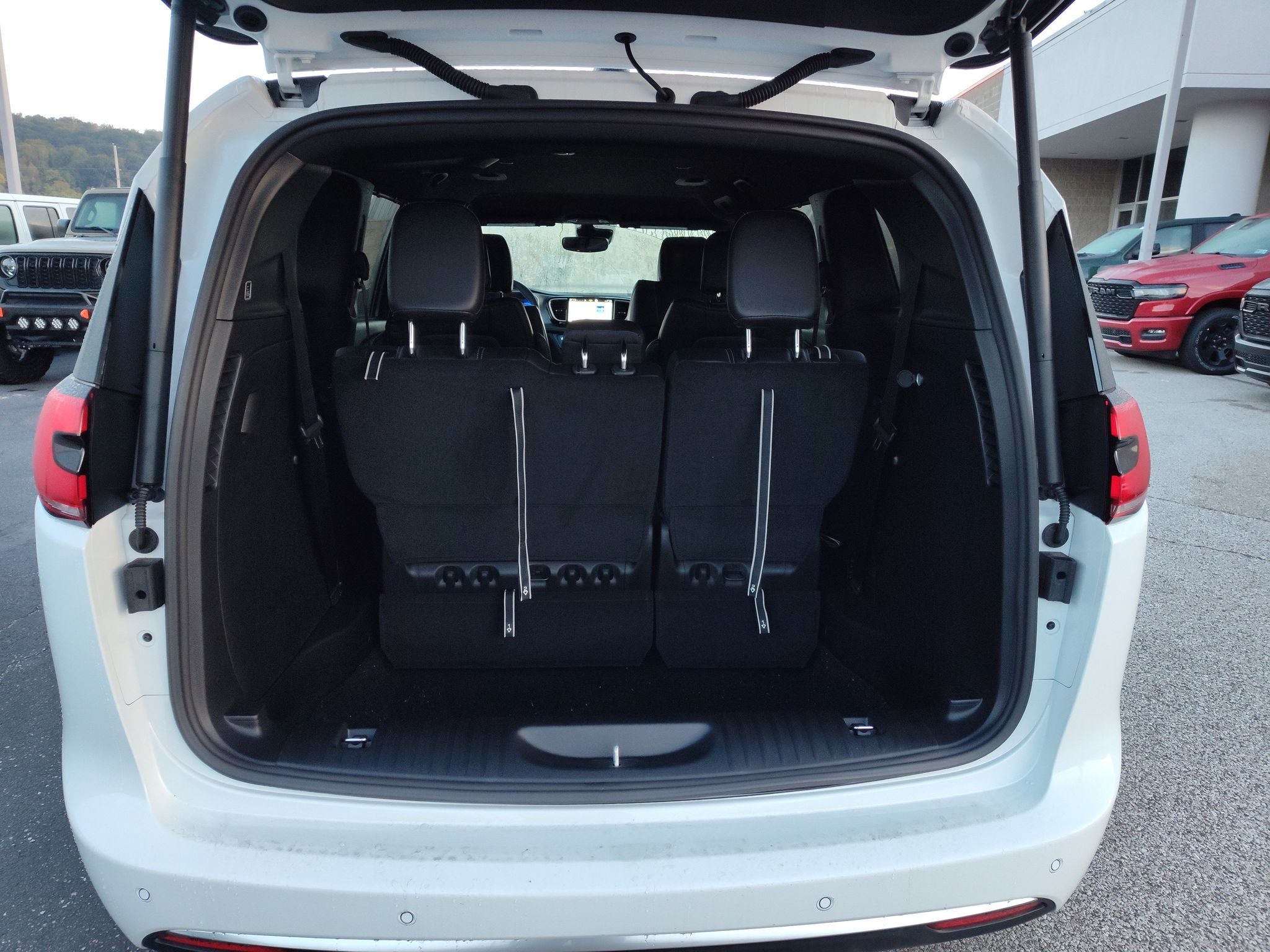 2027 Chrysler Pacifica Select